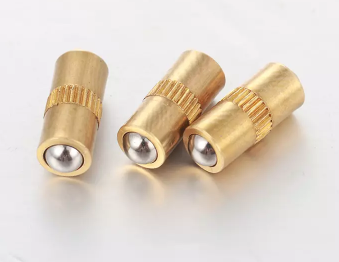 ¿Cuál es la diferencia entre un émbolo de resorte y un émbolo de bola?